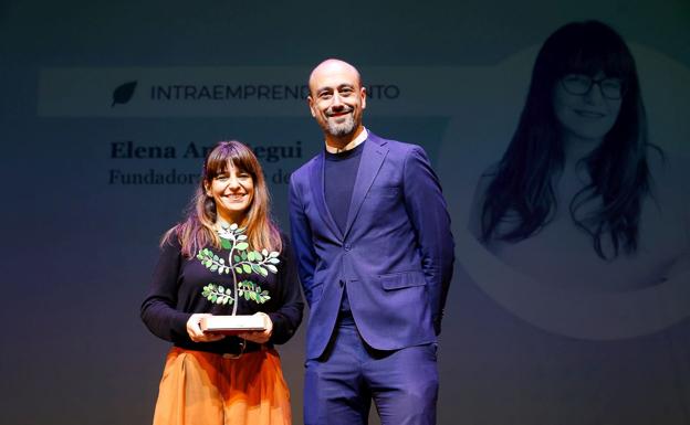 La premiada, junto al alcalde de Torrelavega, Javier López Estrada.