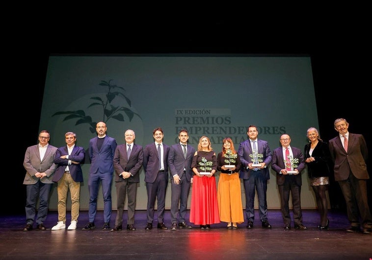 Foto de familia de autoridades y galardonados en los IX Premios Emprendedores Cantabria, ayer en el Teatro Concha Espina de Torrelavega.