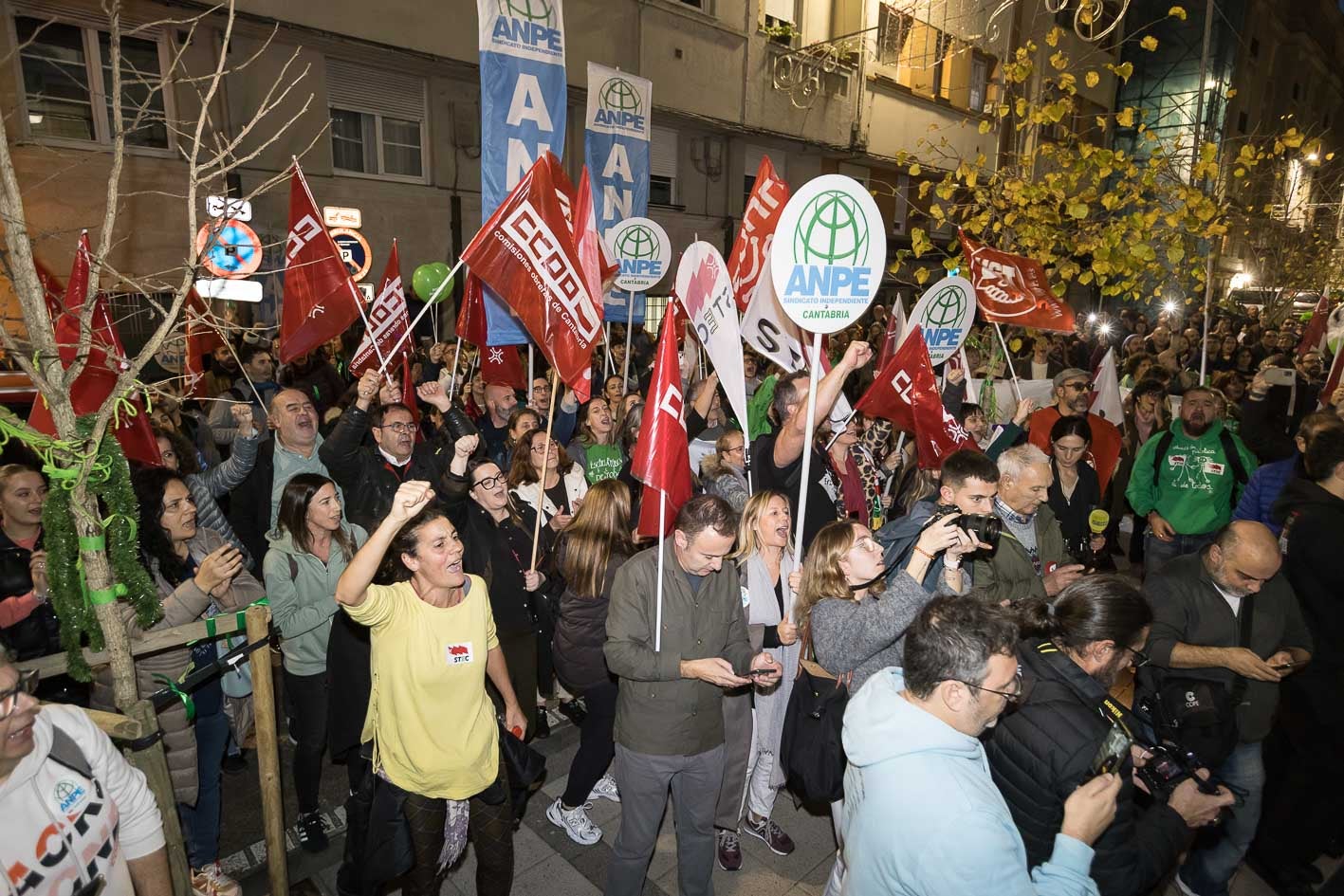 Las personas concentradas a las puertas de la sede del Gobierno han pedido a los delegados sindicales que abandonasen su encierro al grito de «que salgan ya que les queremos abrazar». 