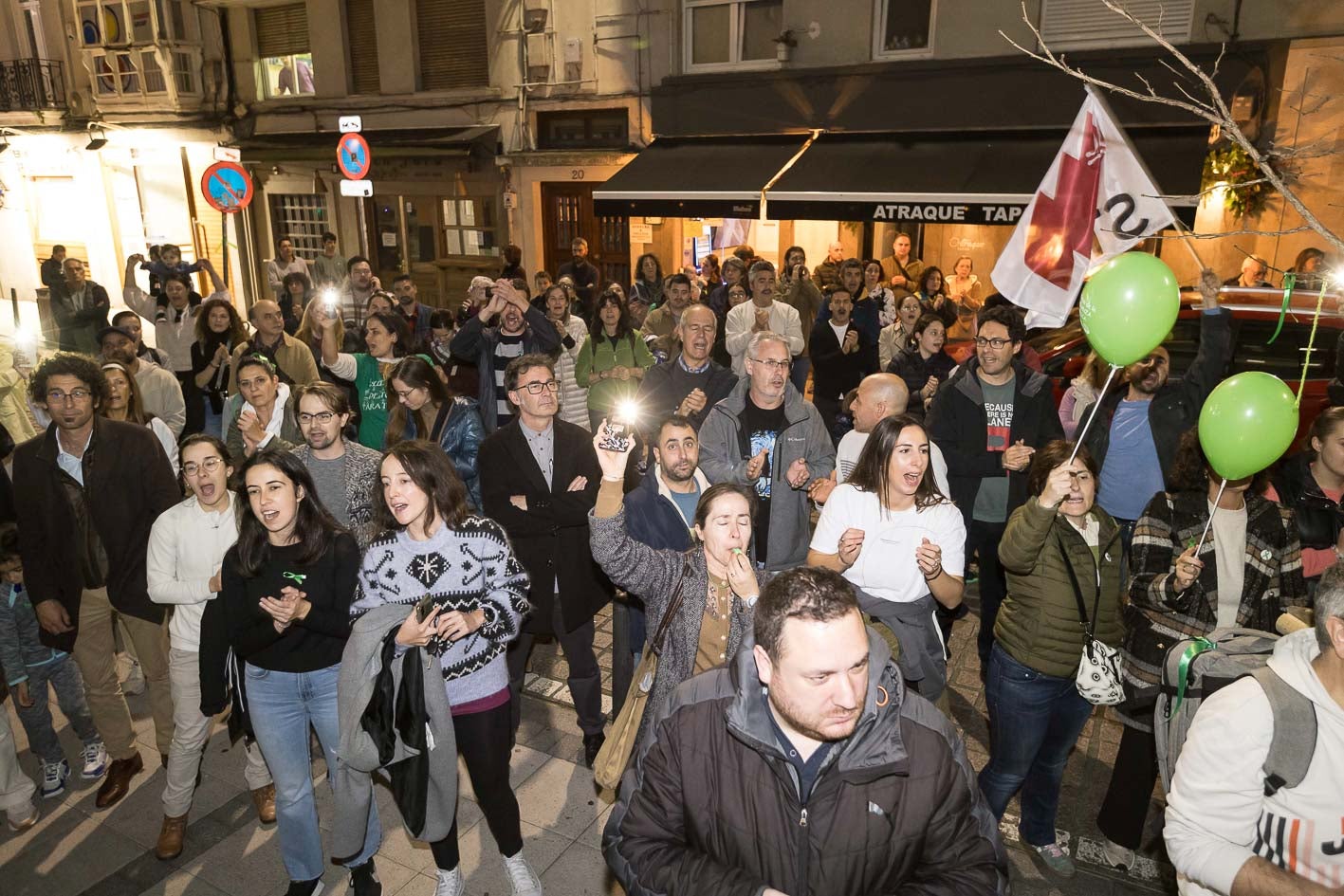 Parte de los participantes en la concentración en Peña Herbosa, que ha comenzado a las seis de la tarde.