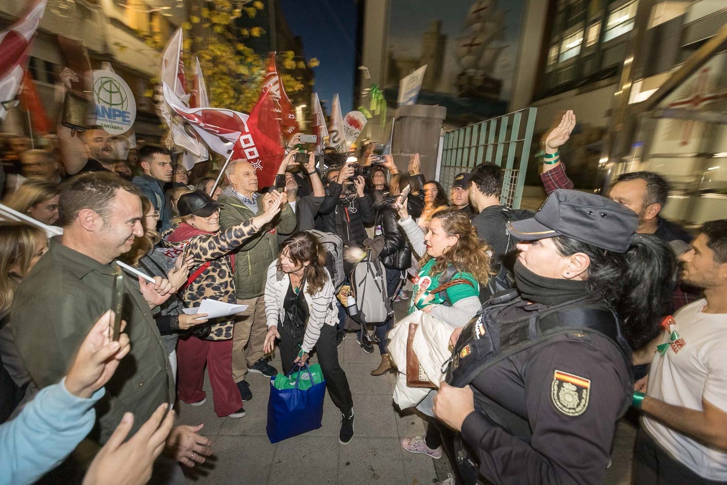 Momento en el que los delegados sindicales abandonan la sede del Gobierno, donde han estado diez días encerrados. 