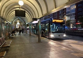 Los primeros autobuses de Alsa salen a primera hora desde la estación.