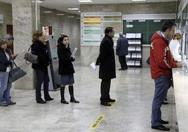 Ciudadanos hacen cola en una administración para solventar papeleo.