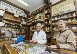 Javier Acero e Isabel Fernández, en su tienda de la calle Florida.