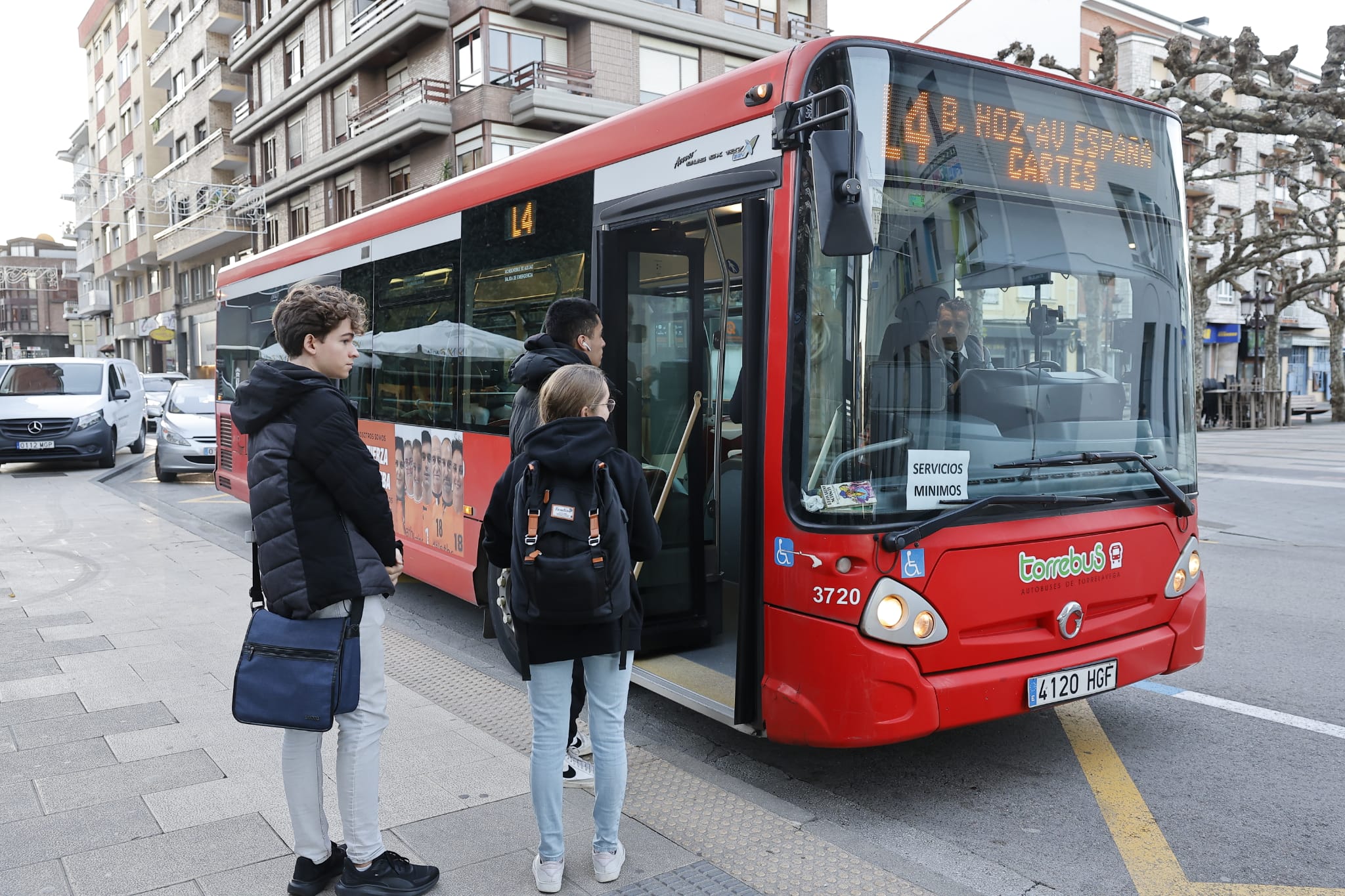 En Torrelavega la huelga apenas se ha notado. En la imagen, uno de los Torrebús con el cartel de servicios mínimos. 