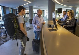 Dos huéspedes son atendidos en la recepción del Hotel Bahía, en Santander.