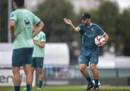 José Alberto da instruccionesa sus jugadores.