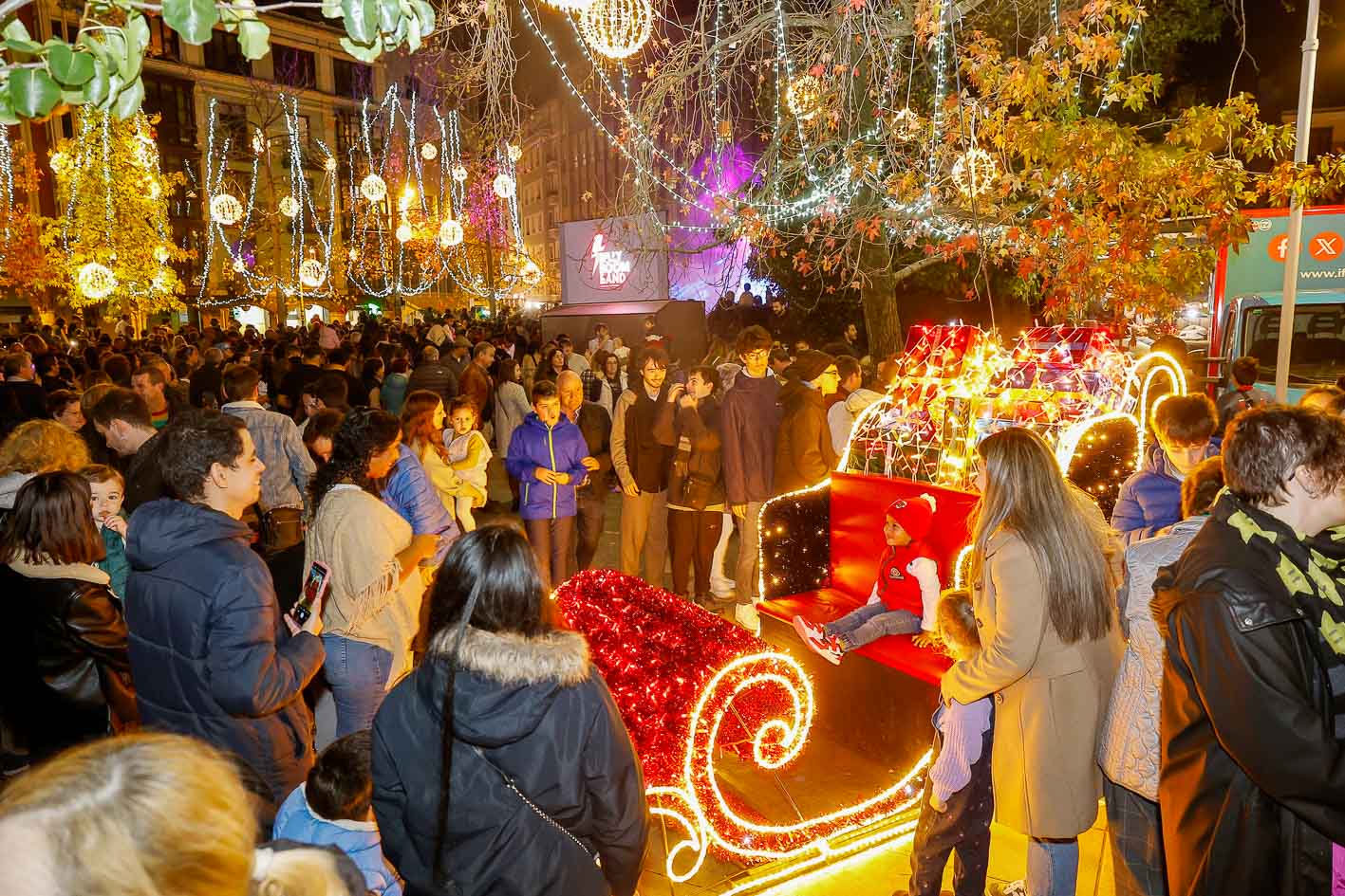 Un colorido trineo se erige entre una de los atractivos favoritos de los ciudadanos, entre la calle Ancha y la Plaza Mayor. 