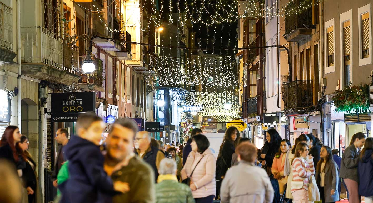 Miles de personas se han acercado esta noche a Torrelavega, como demuestra esta imagen de la calle Consolación. 