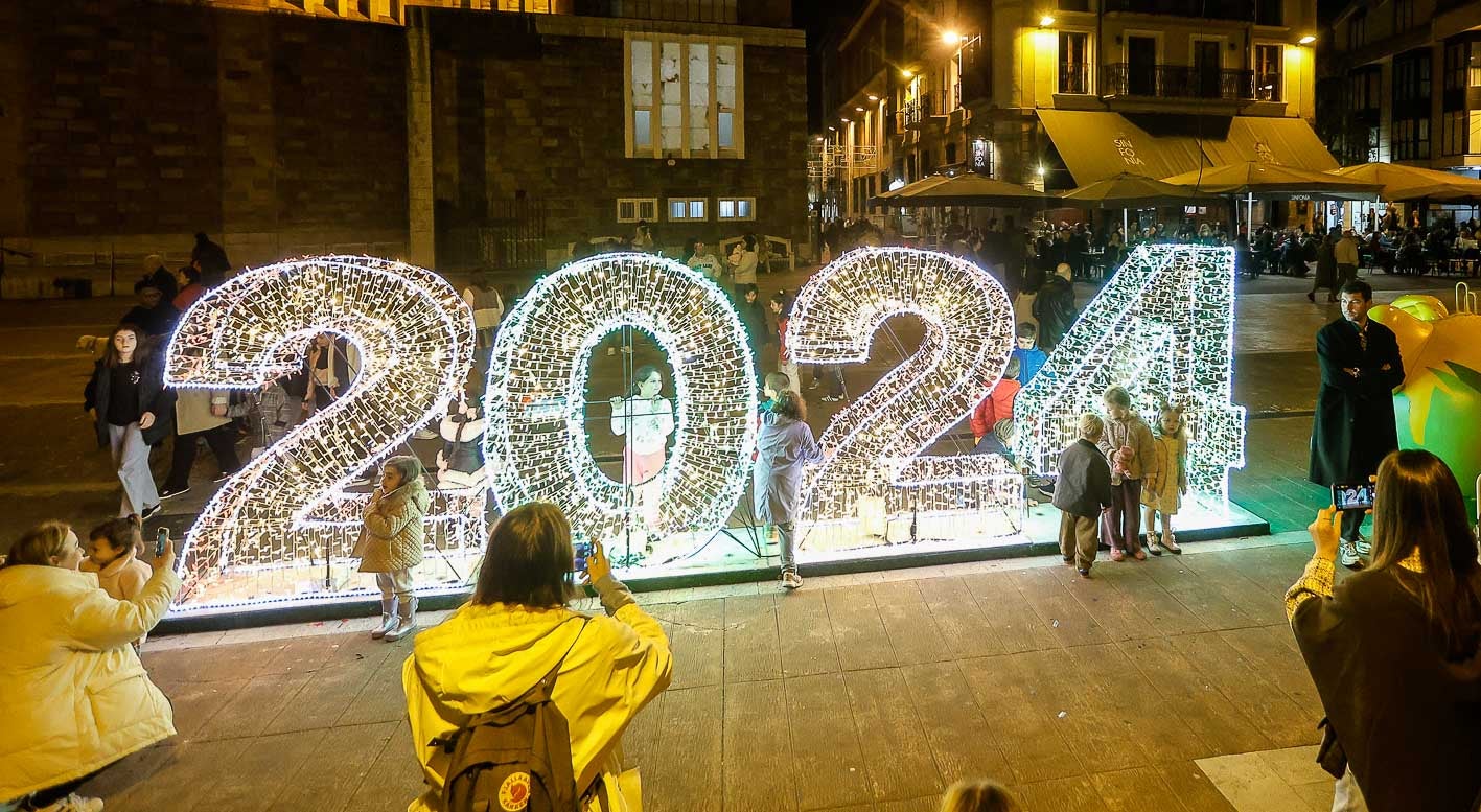 En la plaza Baldomero Iglesias, un año más, el Ayuntamiento ha colocado un luminoso 2024.