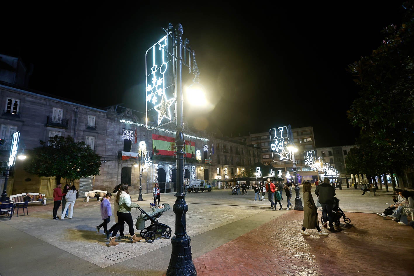 El Bulevar Demetrio Herrero y el Palacio municipal, este viernes, engalanados también con luces y otros motivos.