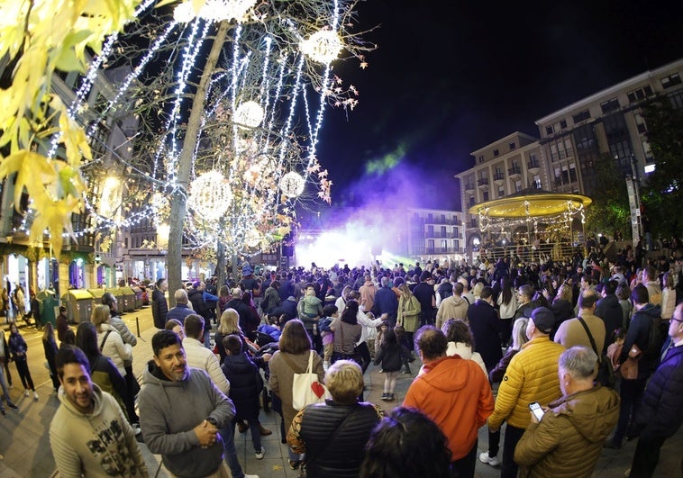 Cientos de vecinos disfrutan de la fiesta navideña celebrada en la Plaza Mayor, este viernes, tras el encendido de las luces, en Torrelavega.