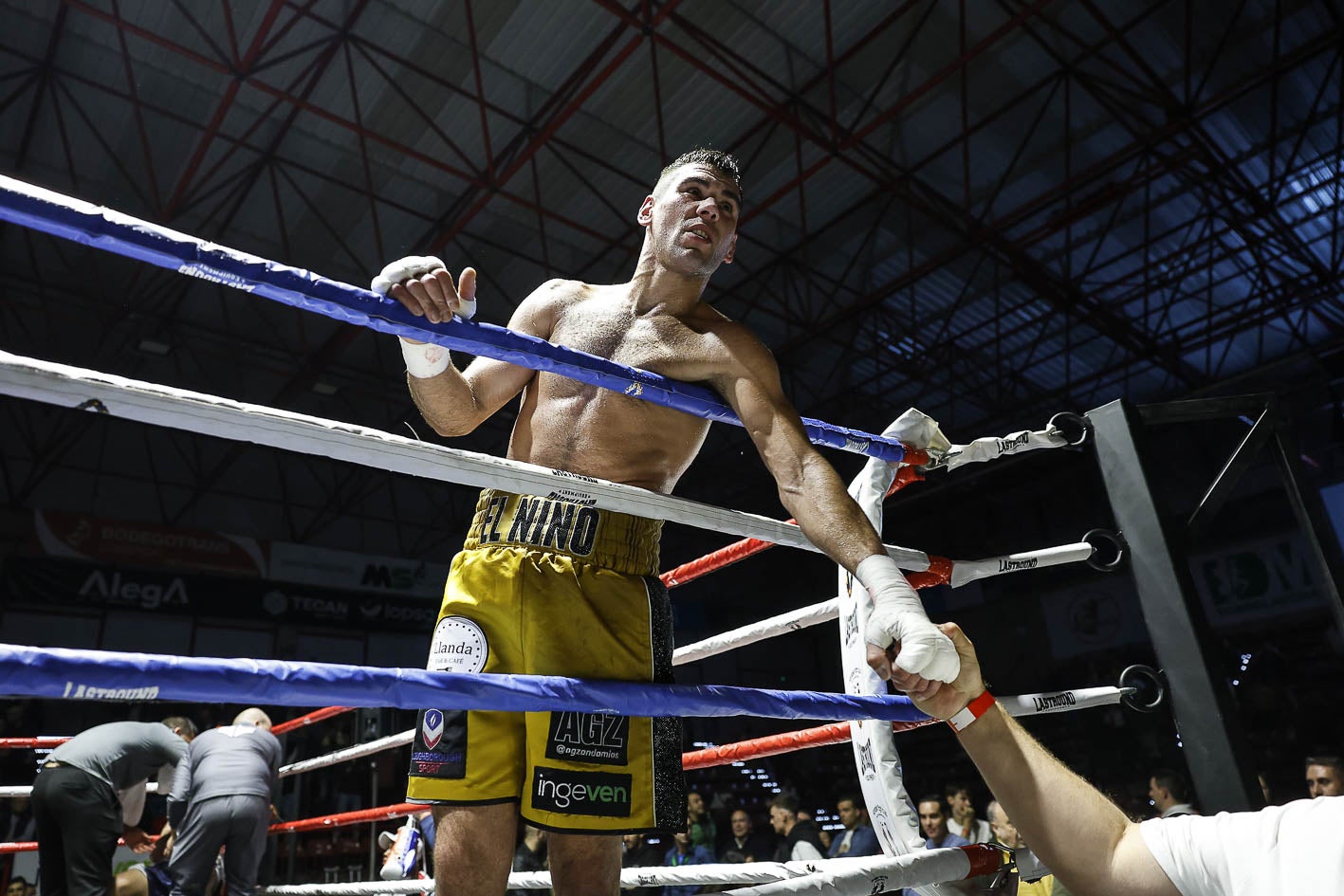 Sergio García saluda a su esquina tras la pelea.