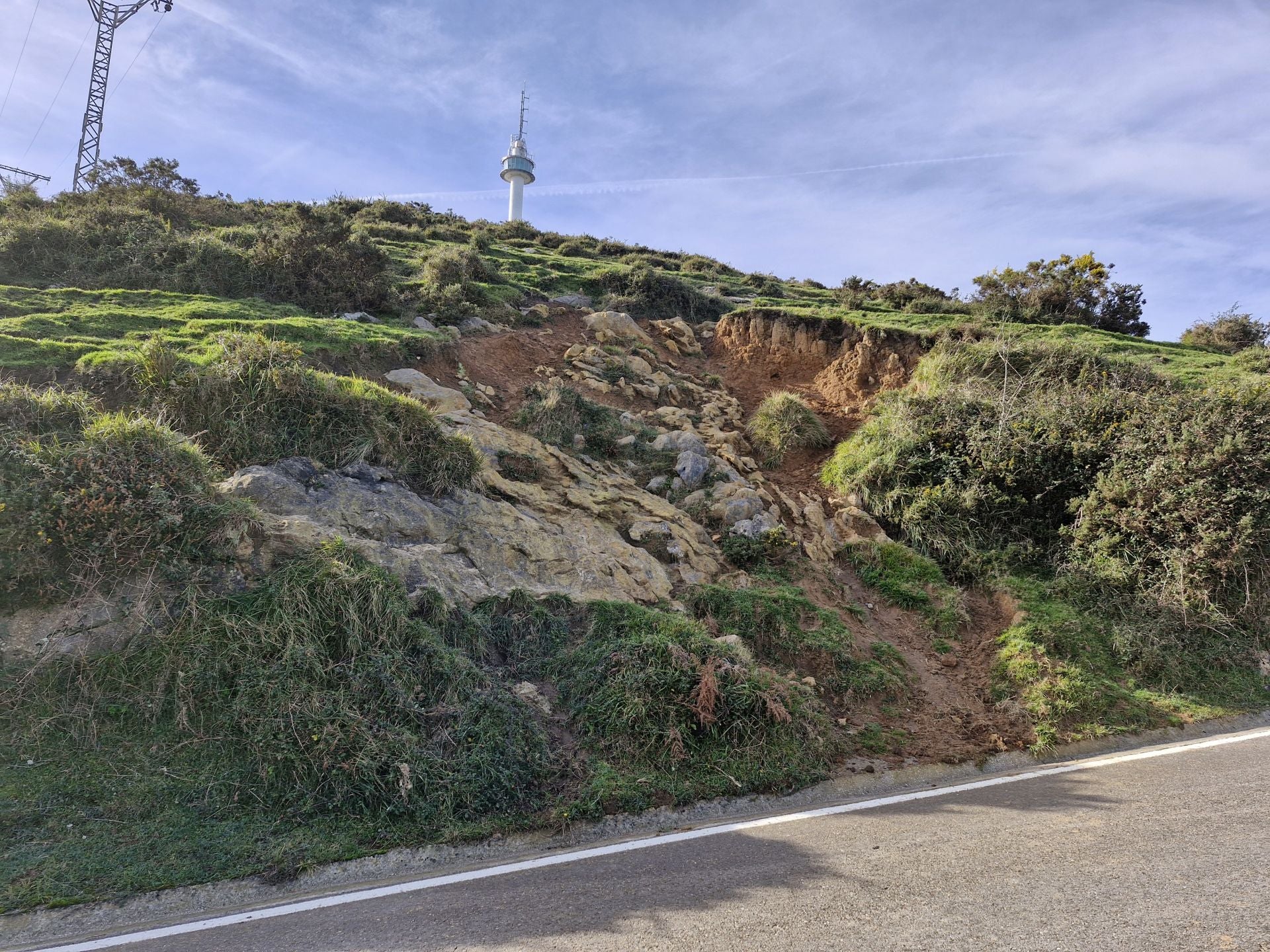 Al llegar a la carretera, se puede cruzarla para seguir campo a través hasta el mirador de Peña Cabarga.