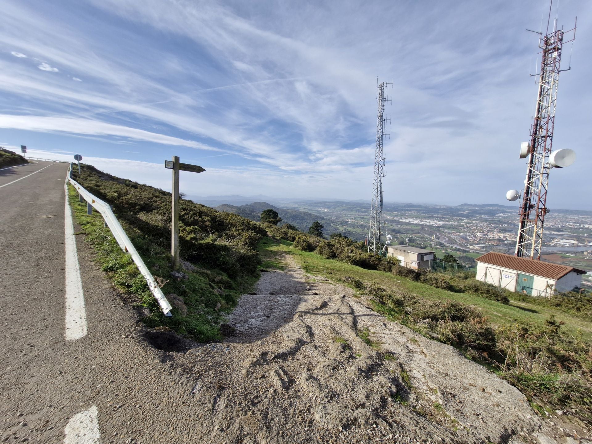 El camino para iniciar el descenso comienza junto a las antenas que hay al lado de la carretera.