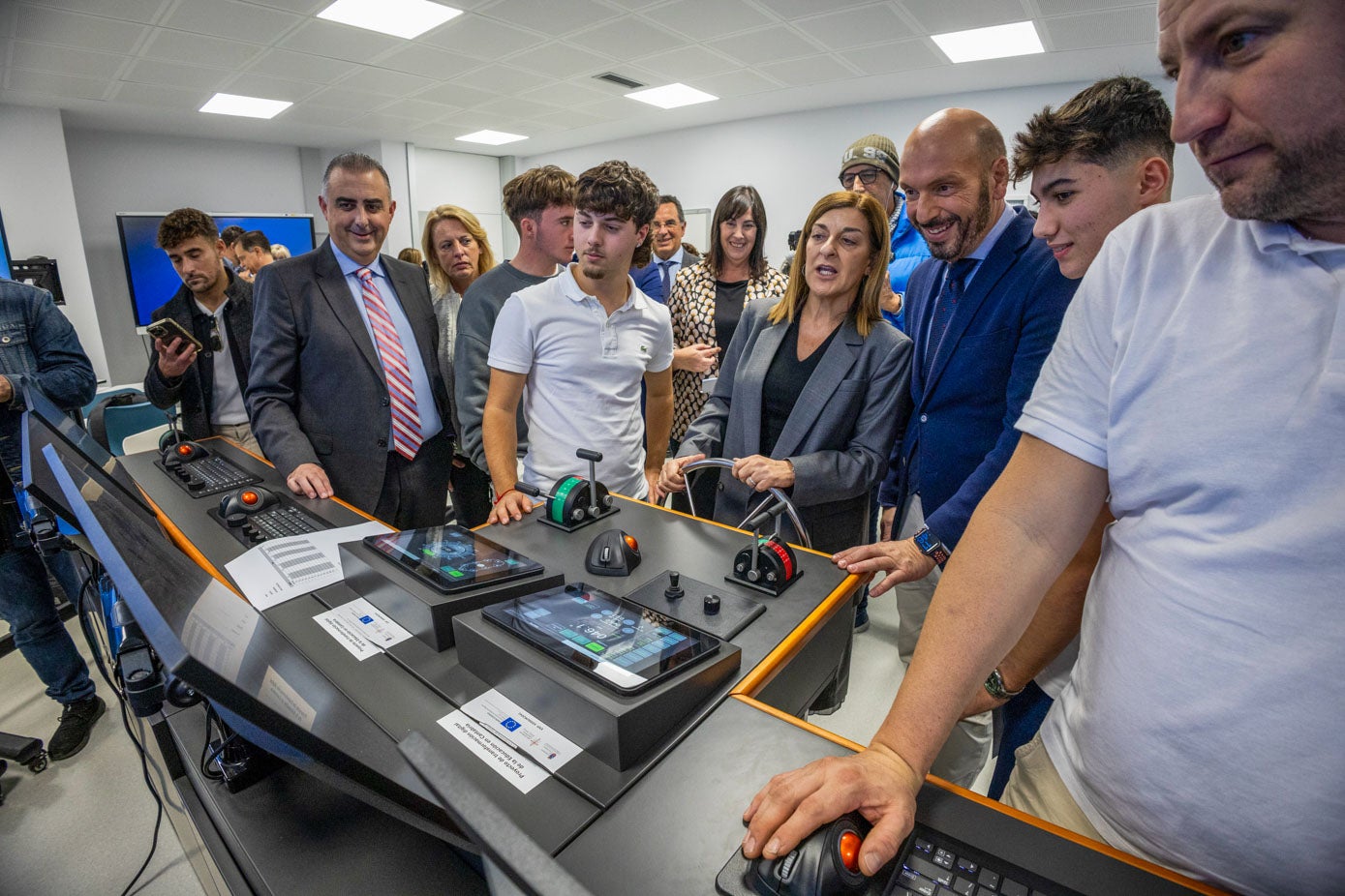 La presidenta del Gobierno, María José Sáenz de Buruaga, tomó el timón de la máquina.