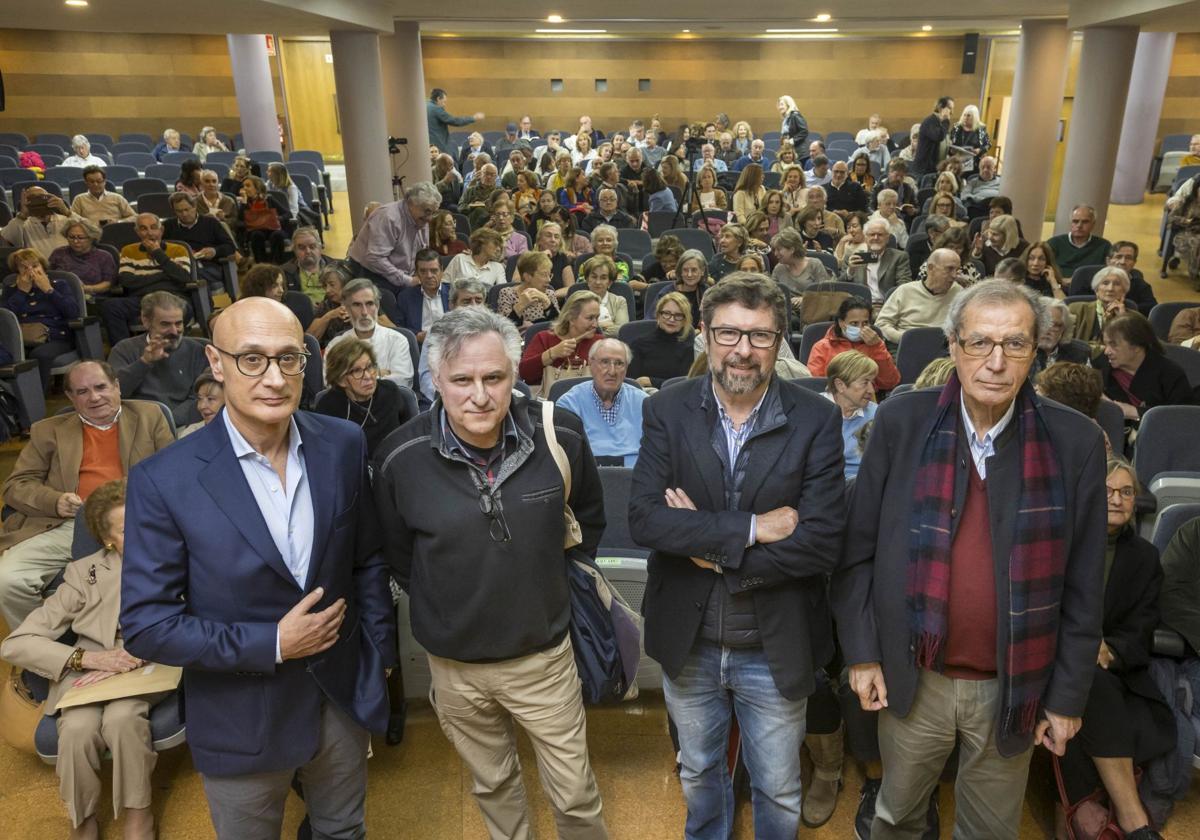 Juan Antonio González Fuentes, José Cobo, Carlos Alcorta y Manuel Ángel Castañeda, en el Ateneo, que se llenó de público