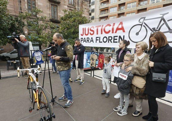 Imagen del acto que se celebró en Torrelavega para pedir justicia por la muerte de Floren.