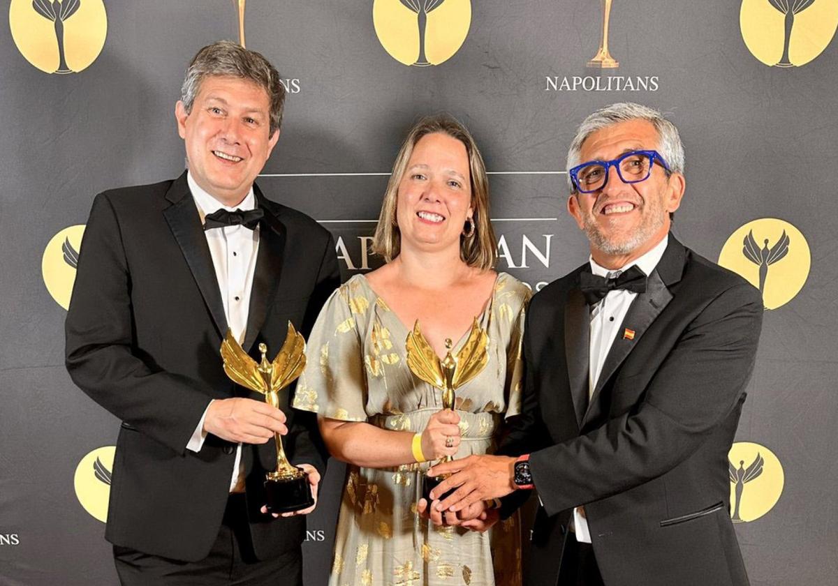 Aldo Casinelli, María Pinto y César Calderón, recogiendo el premio para RedLines como mejor agencia de comunicación política del mundo el año pasado, otorgado por The Washington Academy.