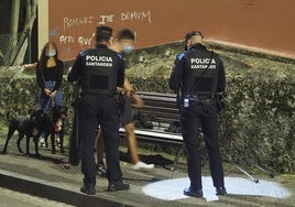 Agentes de la Policía Local de Santander durante una intervención nocturna.