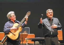 Chema Puente acompañado a la guitarra por Luis Mari Sánchez, en la XXII edición de la Gala del Folclore Cántabro