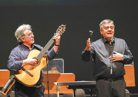 Chema Puente acompañado a la guitarra por Luis Mari Sánchez, en la XXII edición de la Gala del Folclore Cántabro