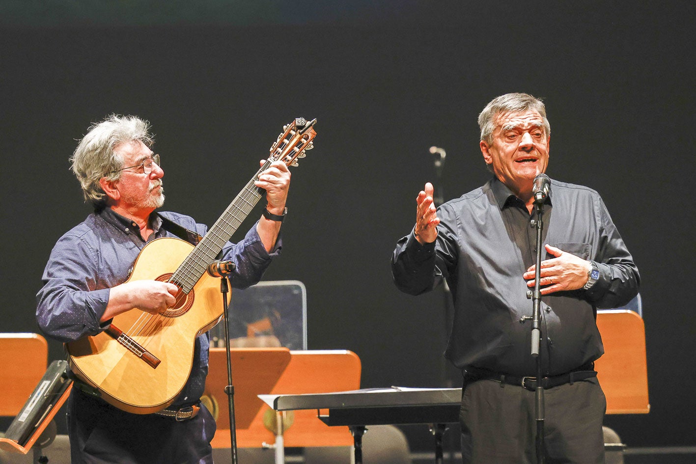 Chema Puente interpreta 'Playuca de Mataleñas' y 'El mercado de la esperanza' acompañado a la guitarra de Luis Mari Sánchez en la XXII Gala del Folclore cántabro.