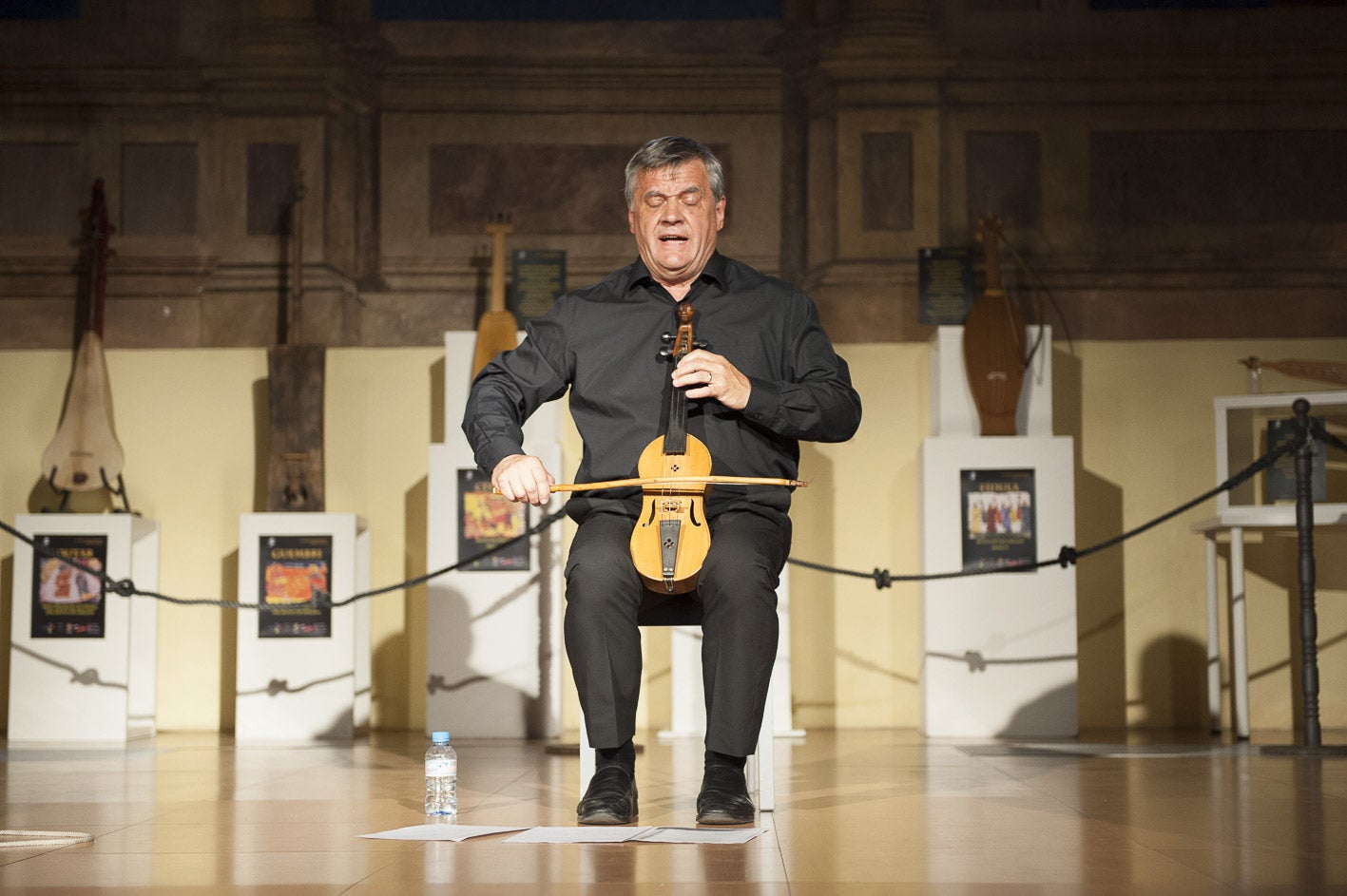 El artista toca el rabel en una de las actuaciones enmarcadas en la apertura de la Puerta del Perdón en Potes.