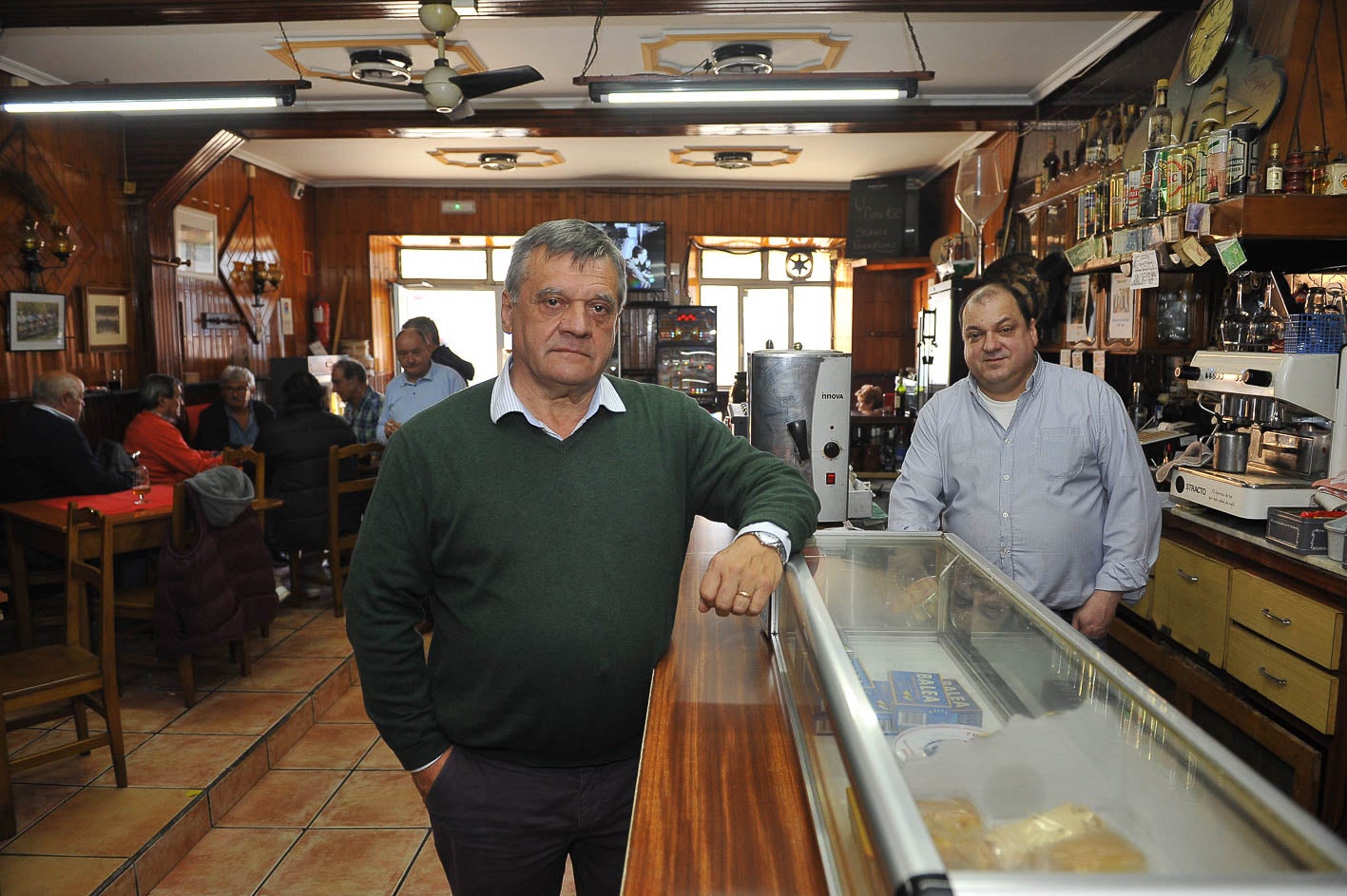 El rabelista y compositor en el bar Madrazo de Santander.