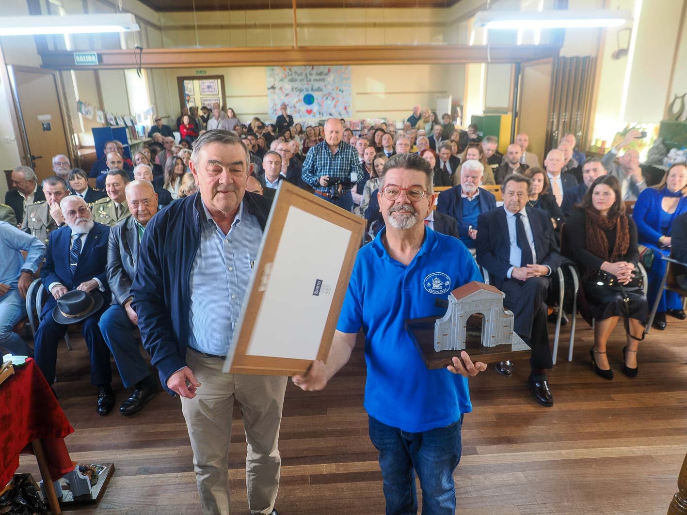 José Manuel Maza, presidente de honor de la asociación, entrega el título de socio de honor a Marcos Domingo, presidente de Amonaval.