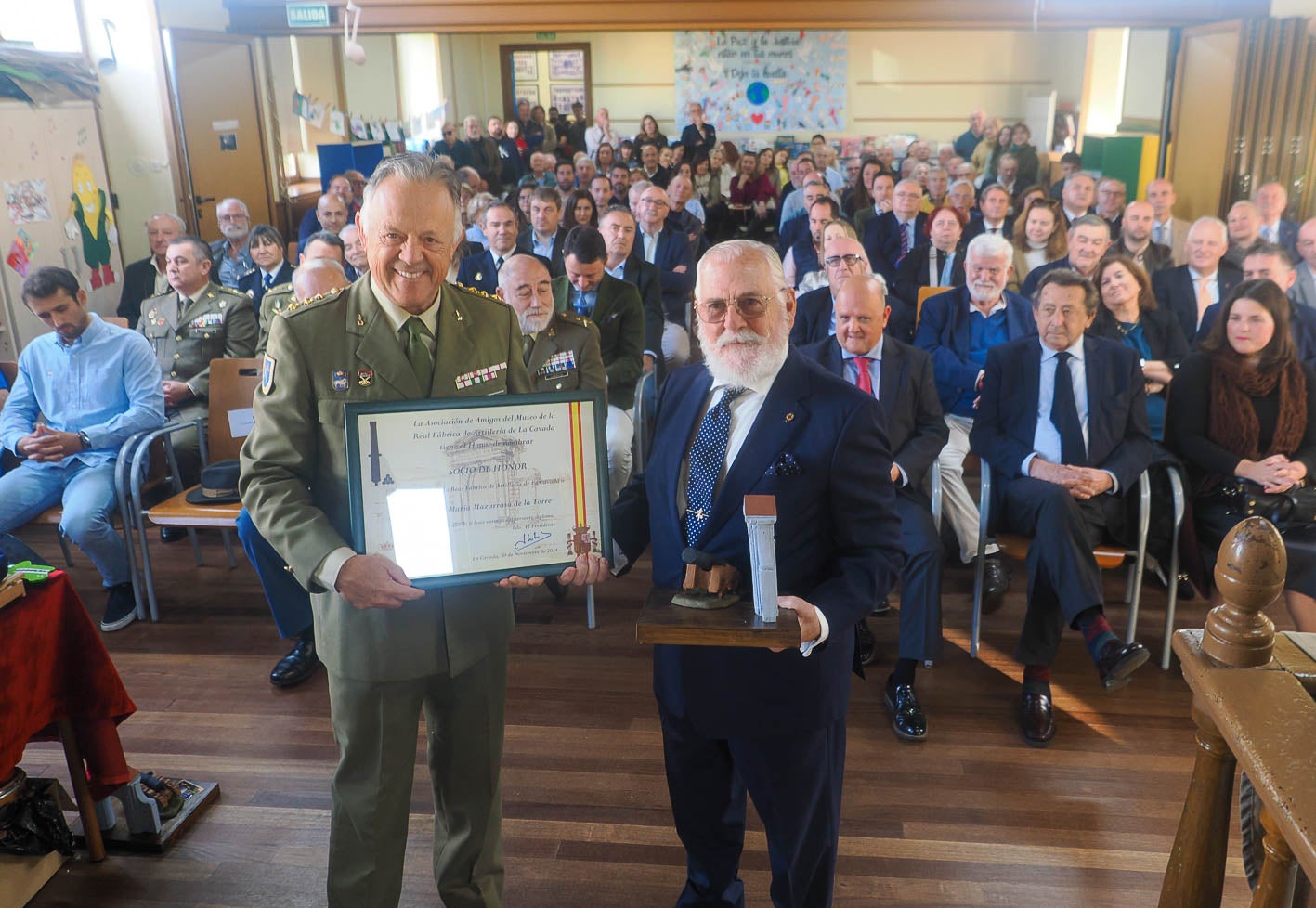 José María Mazarrasa recibe la distinción de manos del coronel Diego Heredia,  jefe de la Yeguada Militar de Ibio.