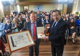 Ángel Cuadrado entregó la medalla de oro de la Asociación de Amigos del Museo a Alfonso Ussía.