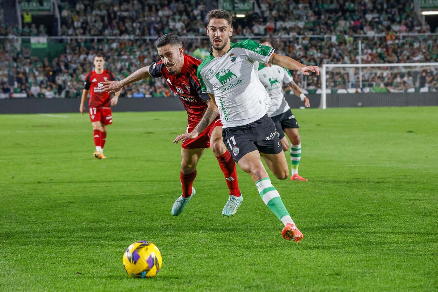 Andrés Martín pugna con Alonso por un balón. 