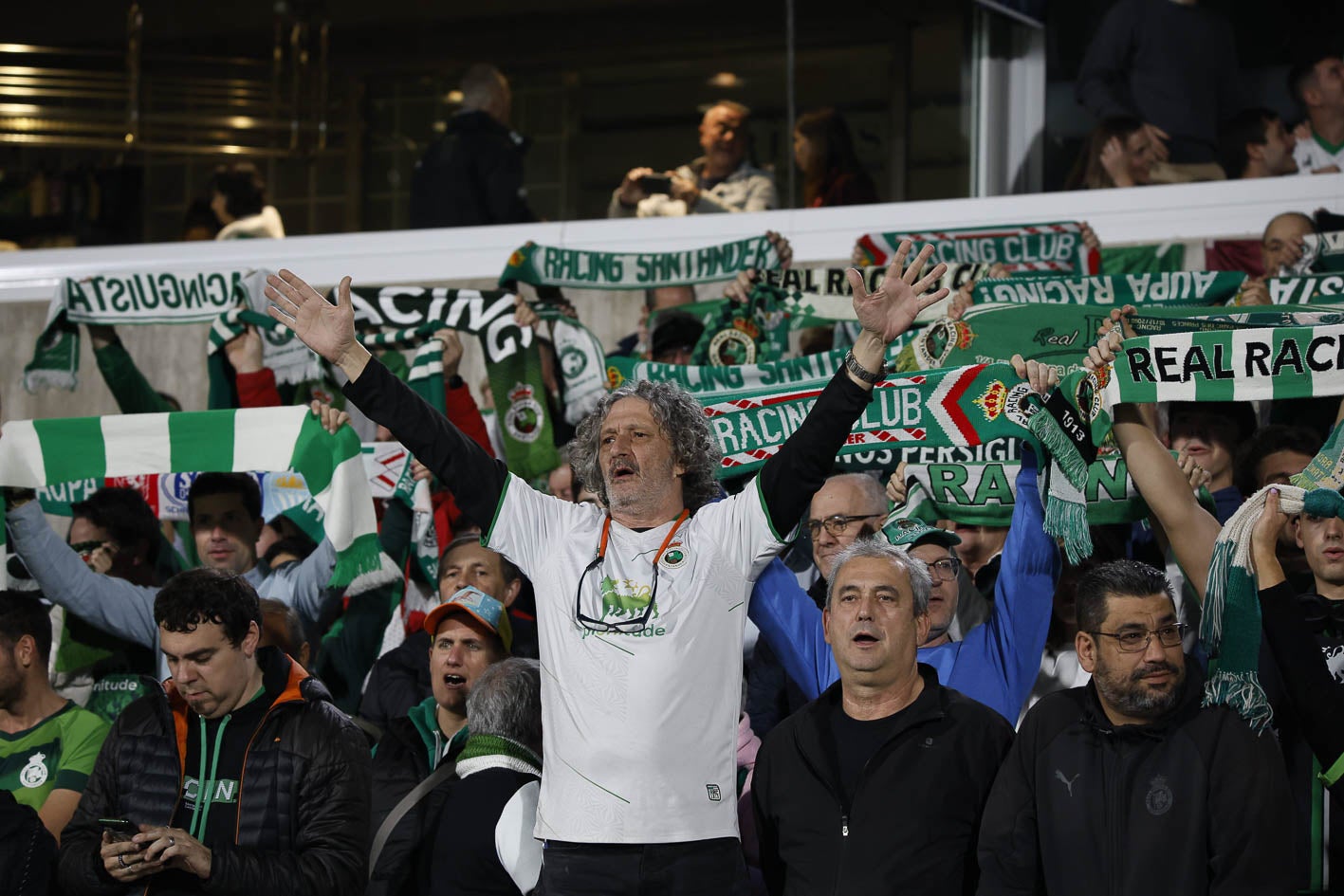 La grada, con la bufanda arriba, durante 'La Fuente de Cacho'.