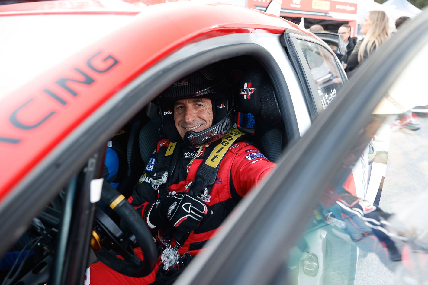 Miguel Fuster sonríe a la cámara desde el interior de su Citroën.