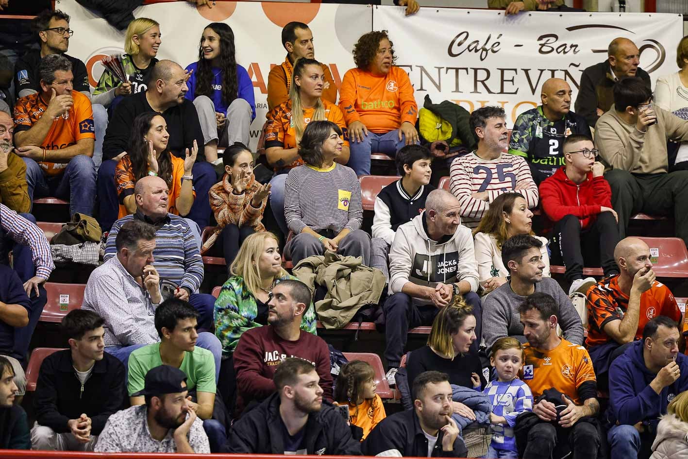 Los aficionados naranjas disfrutaron del partido y de la victoria de su equipo. 