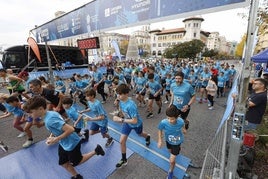 Los participantes en la carrera de dos kilómetros toman la salida.