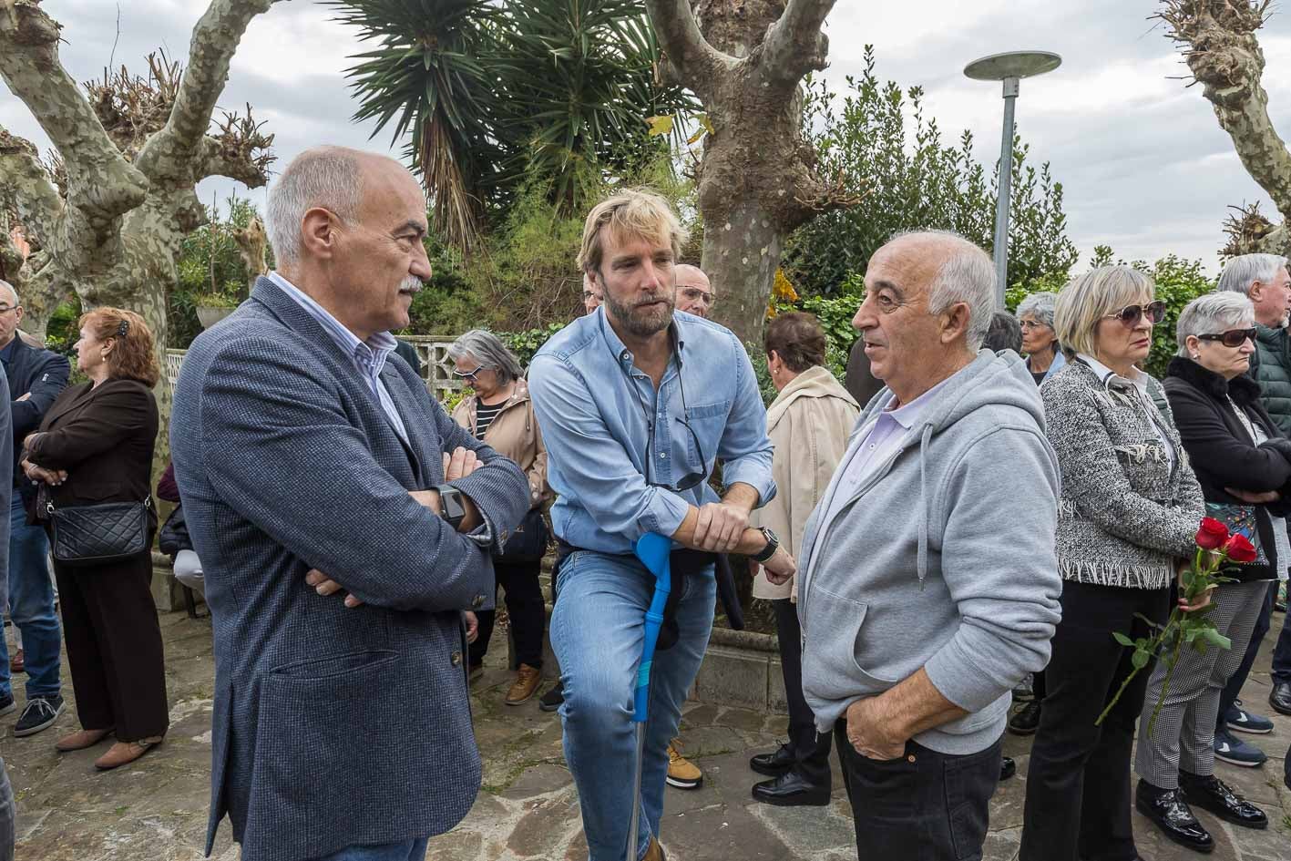 El exconcejal del Ayuntamiento de Santander, Santiago Recio, y Felipe Piña , portavoz del PRC en el Consistorio, junto a Cholo, uno de los integrantes de Los Carabelas, en el último adiós a Chema Puente.