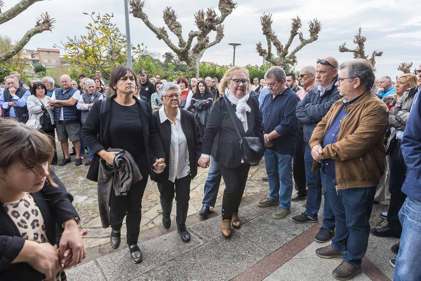 Rosalía Puente, Cristina Incera acceden al templo acompañadas de sus familiares.