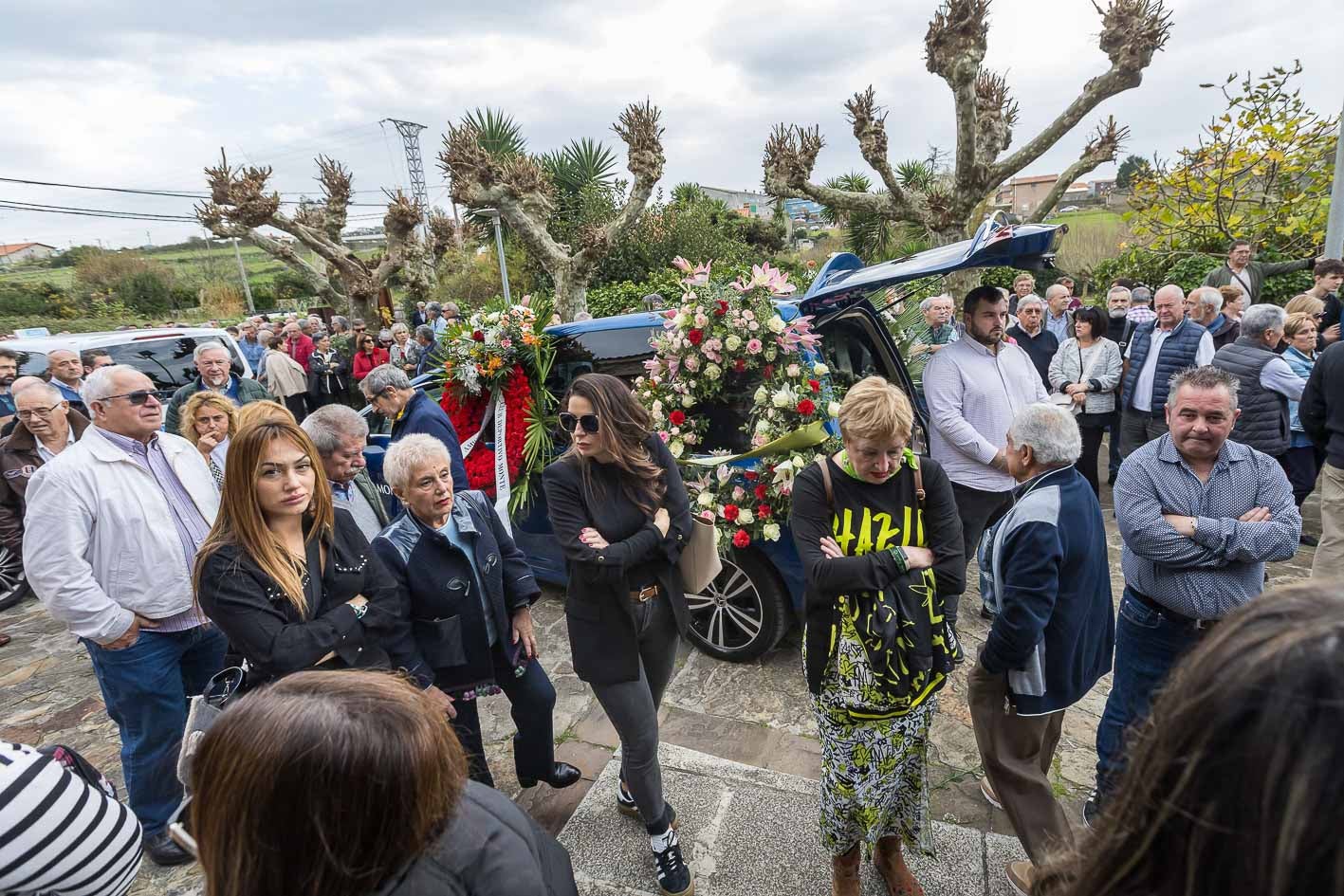 Asistentes al funeral de Chema Puente a la entrada a la iglesia.