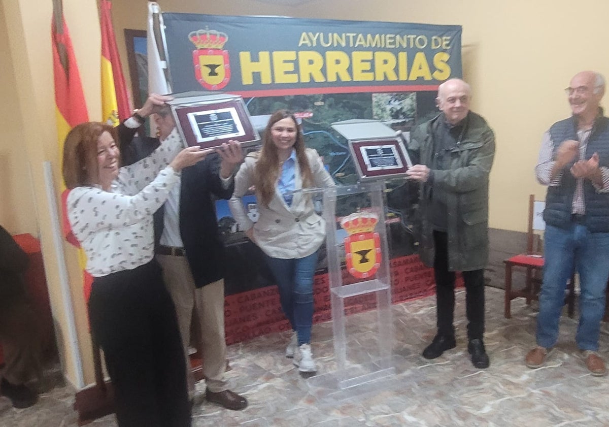 Imagen principal - Diversos momento del acto de homenaje a los farmacéuticos de Bielva. 