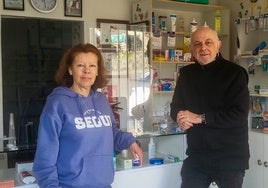 Carmen Millán y Juan Francisco Quevedo, en la farmacia de Bielva la semana pasada.