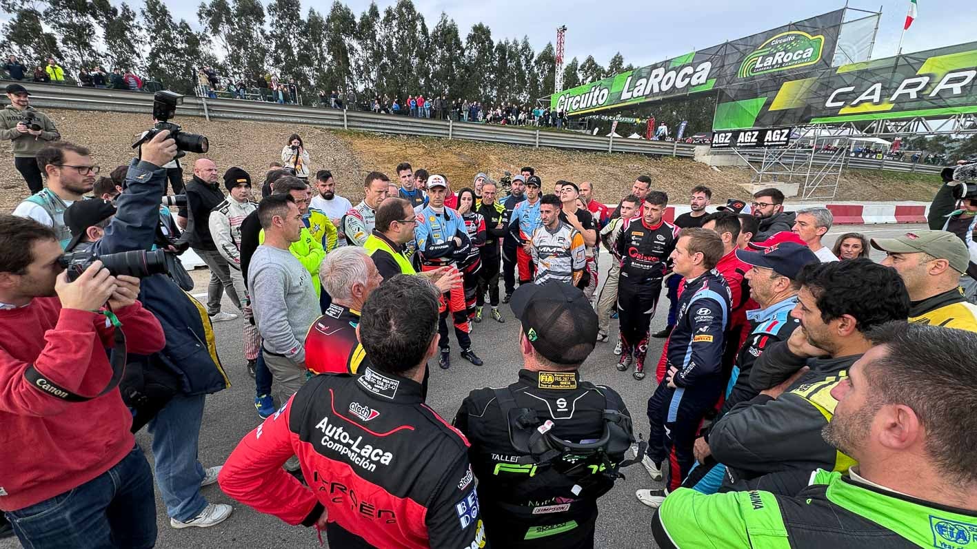 El director de carrera, en el 'briefing' con los pilotos antes de la prueba.