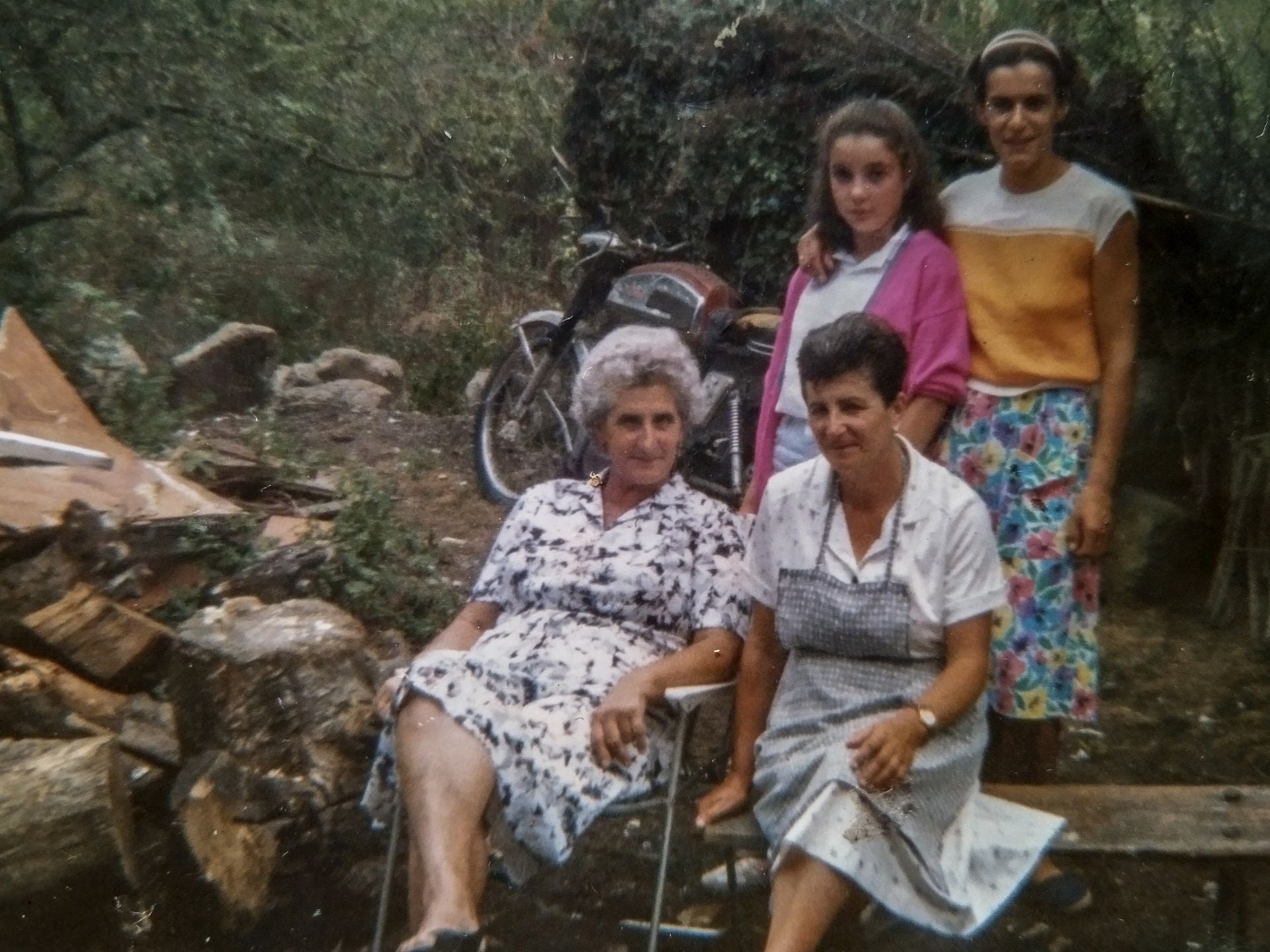 Concepción Fernández sentada junto a su hermana Josefa. De pie, una vecina y su hija Mari Carmen.