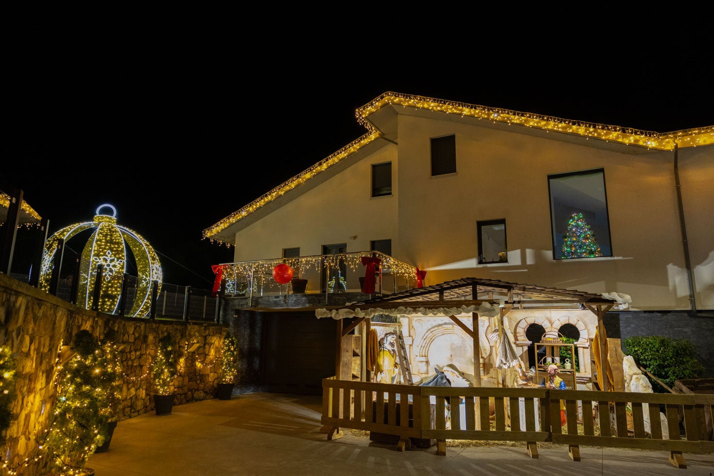 La idea de Esther de asignar una temática a cada casa fue acogida con entusiasmo. «Al principio éramos unas 20 casas, ahora ya somos más de 30. El pueblo está lleno de luces y decoraciones, todo hecho de forma privada», explica.