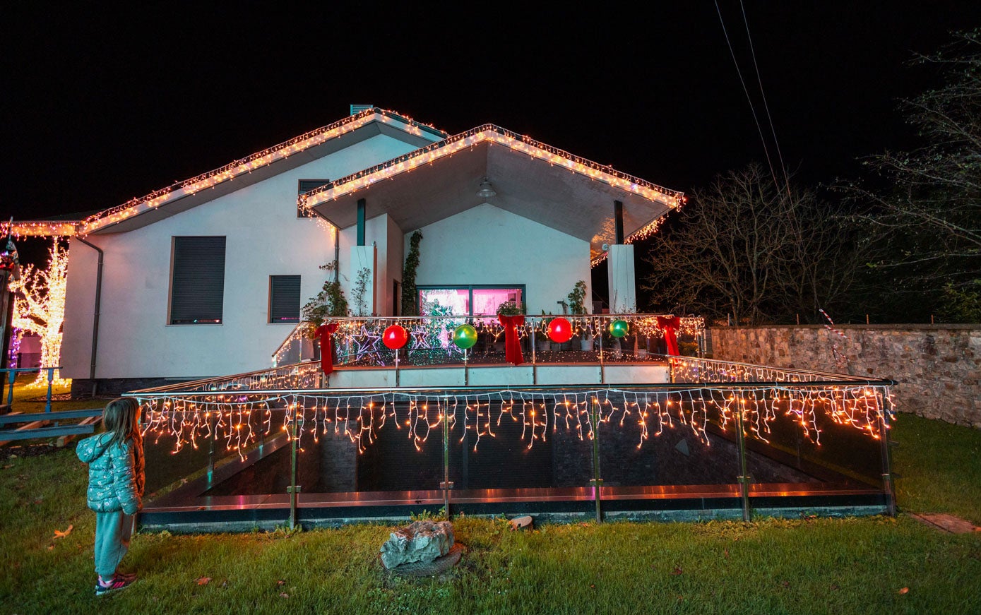 La casa de Ana Michelena se ilumina todos los días a partir de las 18.30 horas.