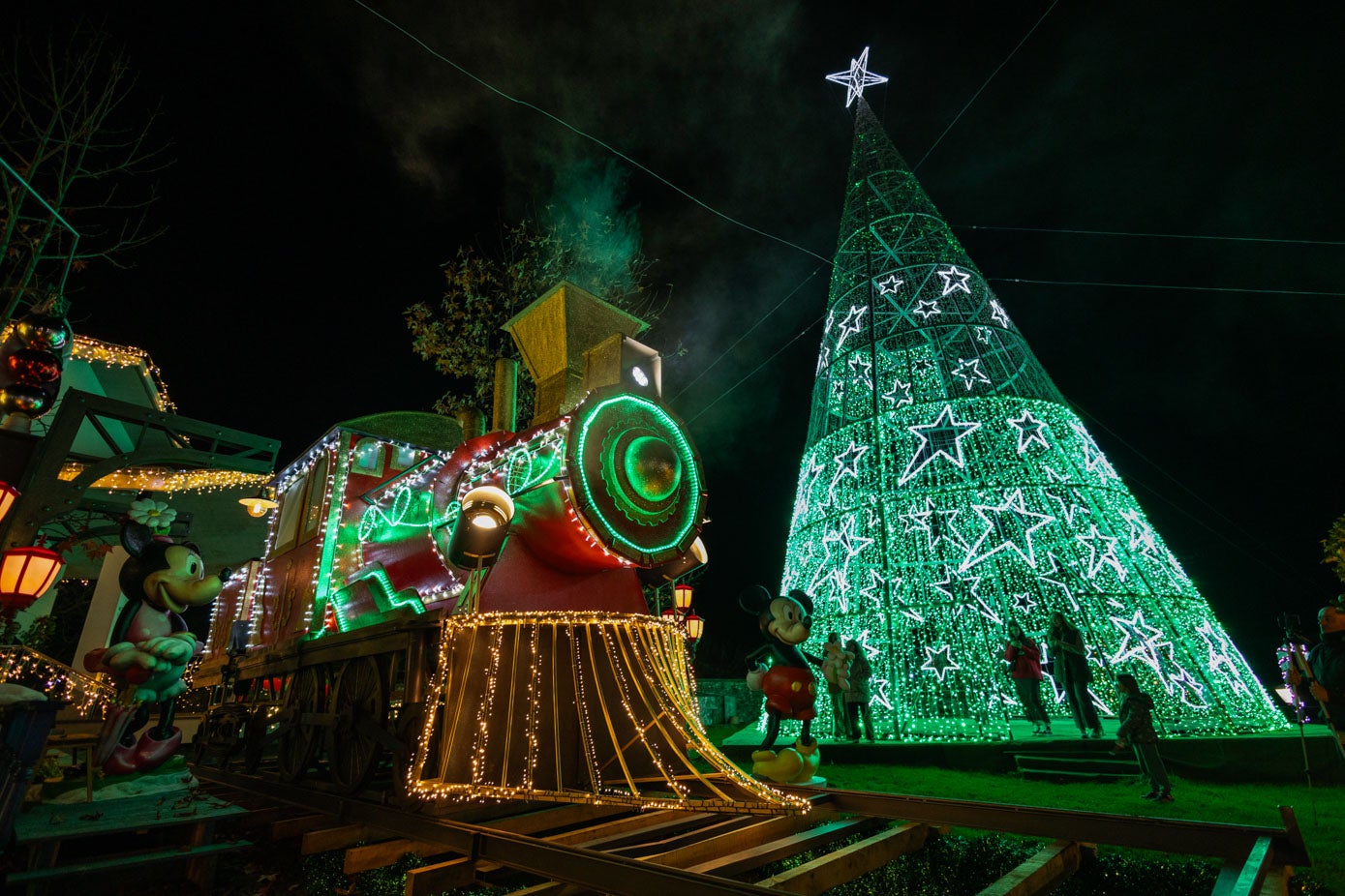 Desde fuera de casa de Ana se pueden ver las dos novedades más llamativas de este año: el tren y el árbol gigante.