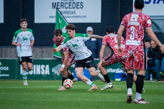 Izan, del Rayo Cantabria, controla la pelota durante el partido.