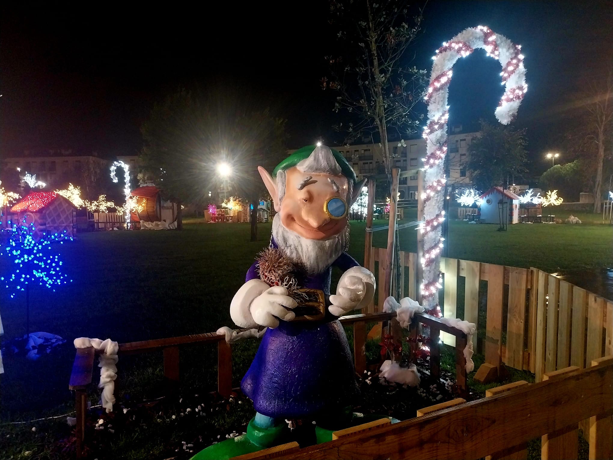 Los elfos son los seres mágicos que habitan en este escenario navideño.