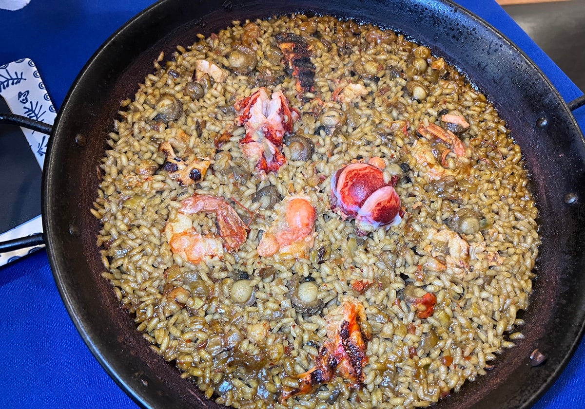 Arroz del señorito, con el marisco pelado.